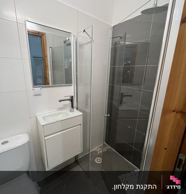 מקלחון זכוכית עם ראש מקלחת עגול